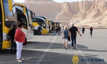 Is there a bus from Hurghada to Luxor? How long is the bus from Luxor to Hurghada? How long is the journey from Hurghada to Luxor? How to visit Luxor from Hurghada?